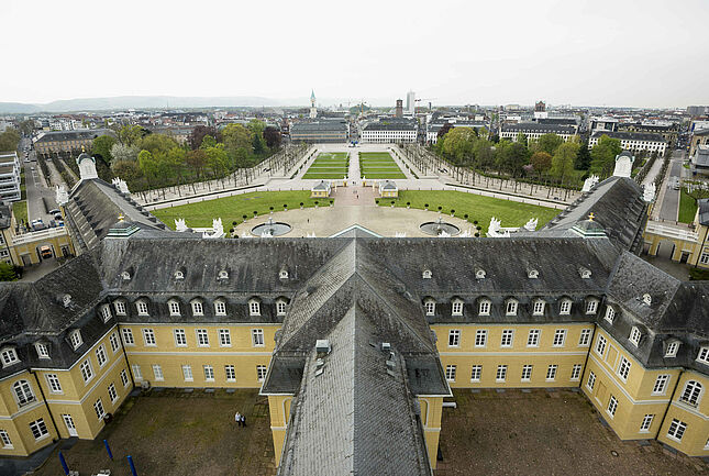 Blick aus der Luft über das Karlsruher Schloss in Richtung Stadt.