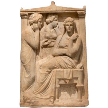 Grabrelief aus Stein auf dem drei Personen dargestellt sind.