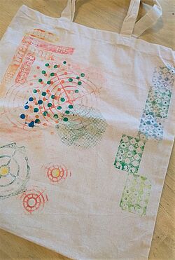 bunt bedruckter Jute-Beutel