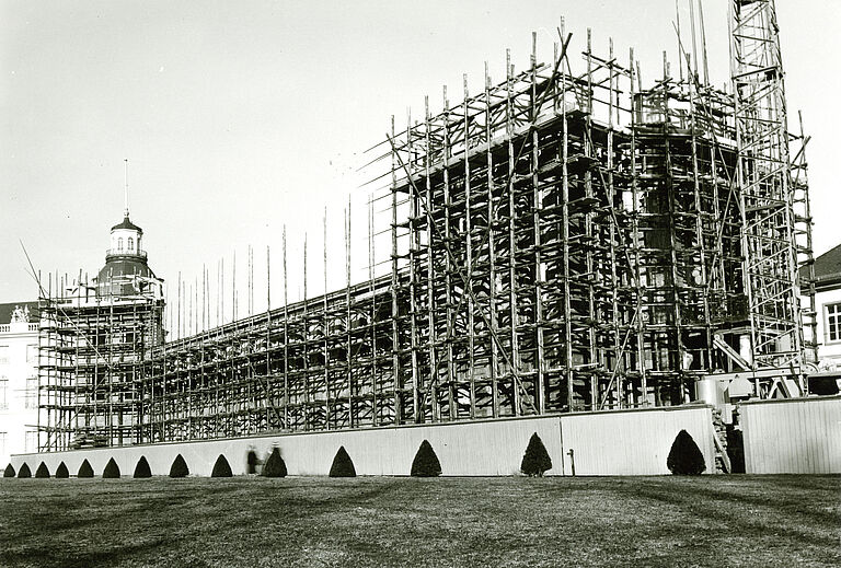 schwarz weiß Fotografie des Karlsruher Schlosses, Westflügel beim Wiederaufbau Anfang der 1960er Jahre