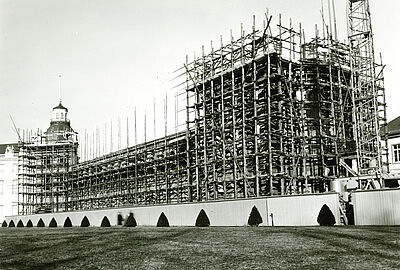 schwarz weiß Fotografie des Karlsruher Schlosses, Westflügel beim Wiederaufbau Anfang der 1960er Jahre