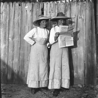 Zwei Elsässerinnen mit Zeitung