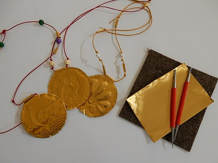 Goldmedaillon mit verschiedenen Motiven