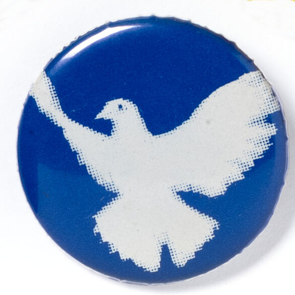 Ansteckbutton mit einer weißen Friedenstaube auf blauem Hintergund