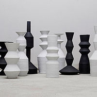 schwarze und weiße Vasen aus geometrischen Formen