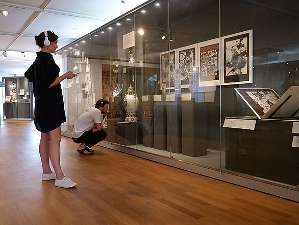 mit dem Smartphone in der Ausstellung