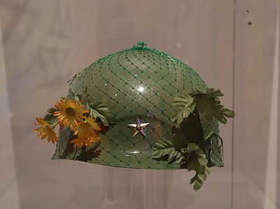 Militärhelm, der mit Blumen verziert ist.
