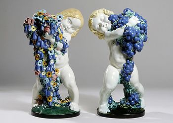 Zwei Porzellanfiguren die Frühling und Herbst repräsentieren.