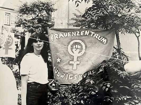 Frau mit einem Banner "Frauenzentrum Ludwigsburg"