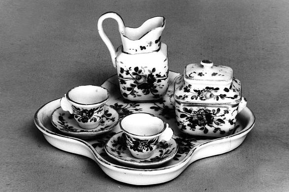 Schwarz-Weiß-Fotografie eines Teeservice