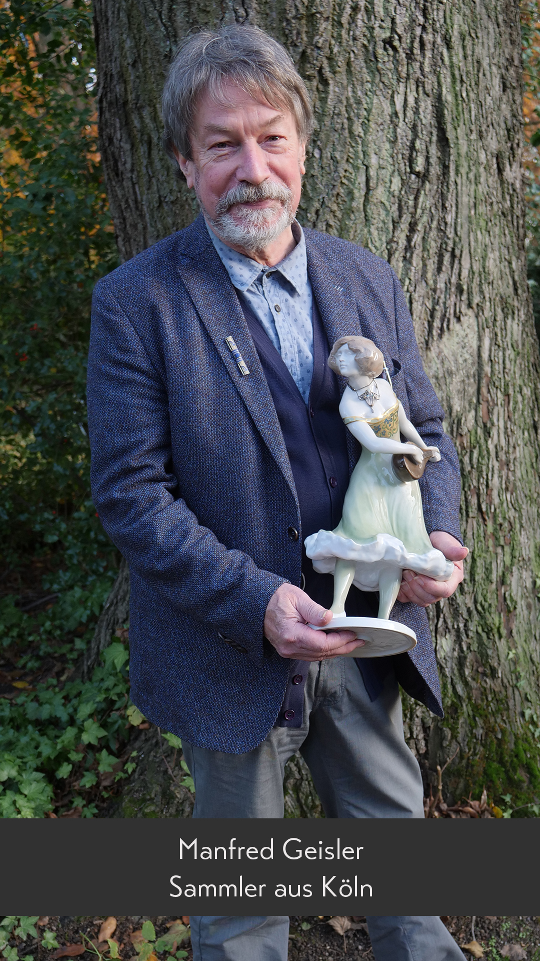 Foto des Jugendstil-Sammlers Manfred Geisler mit einer Keramikfigur