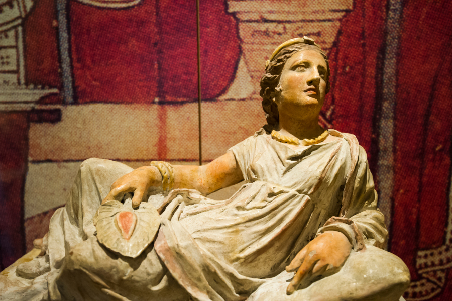 Etruskischer Grabdeckel mit der Skulptur einer Frau