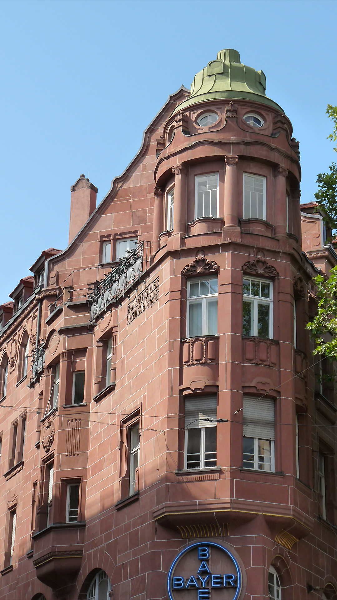 Foto der Hof-Apotheke in Karlsruhe.