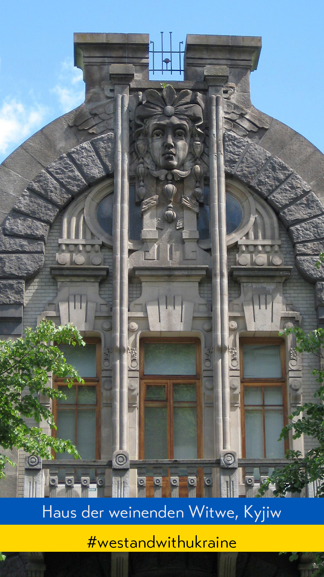 Das Jugendstil-Gebäude Haus der weinenden Witwe in Kiew. Im Bild befindet sich der Hashtag We stand with Ukraine.