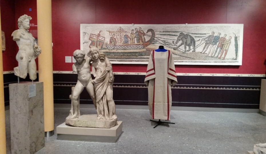 Skulpturen und Mosaik der antiken Römerzeit