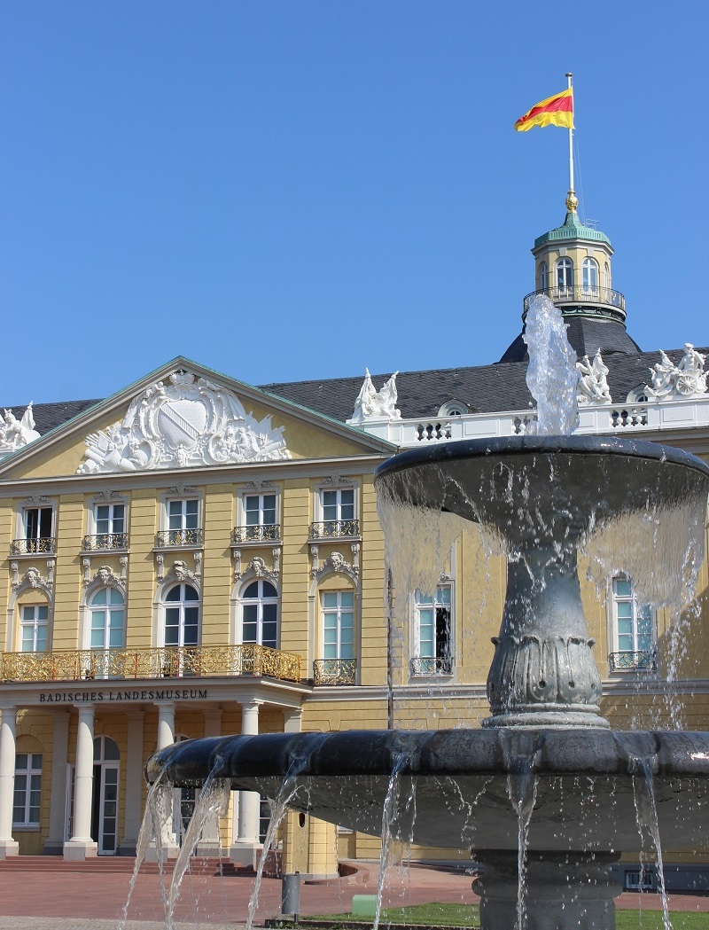 Blick auf das Schloss Karlsruhe mit Springbrunnen