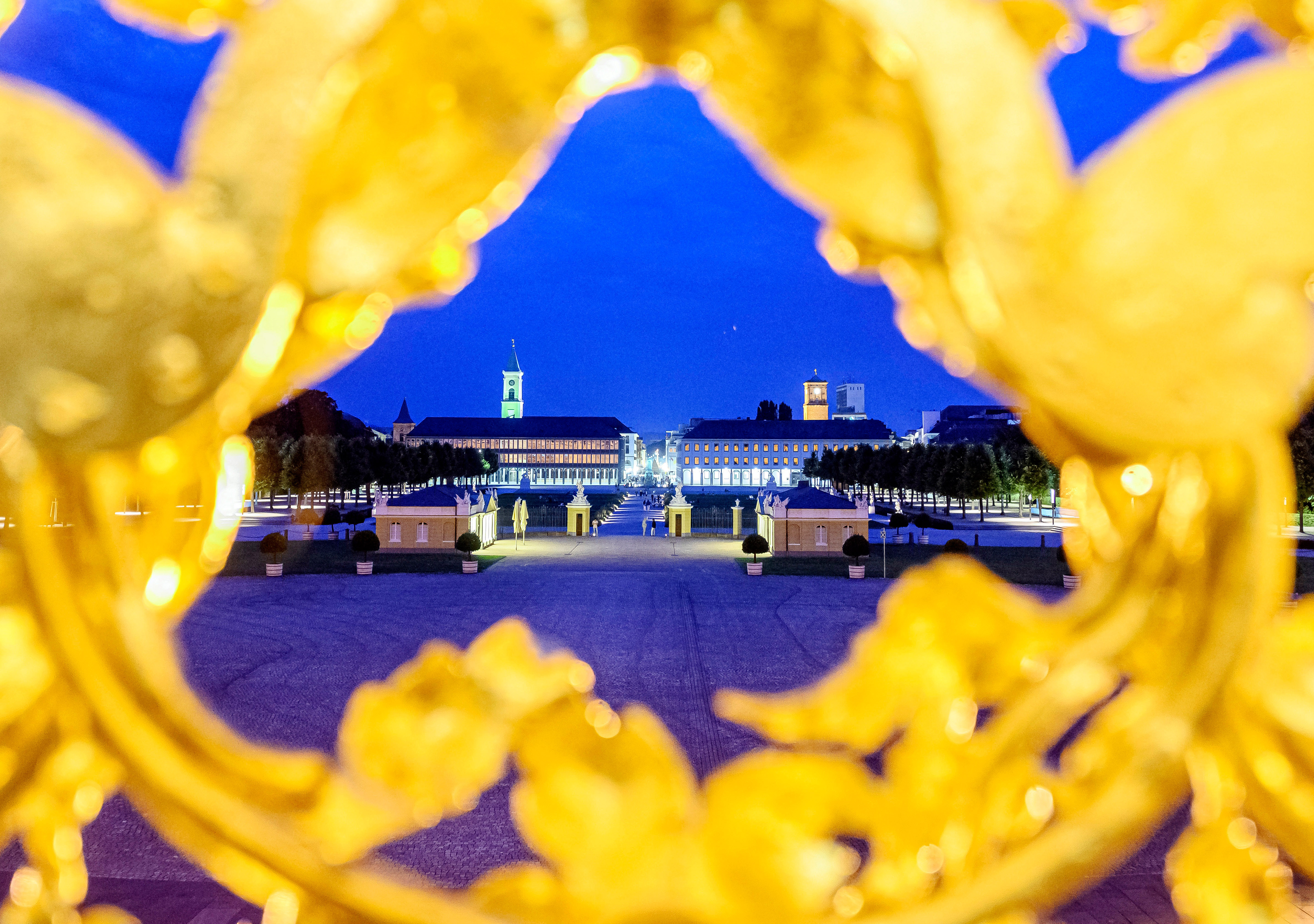 Blick durch das vergoldete Balkongeländer