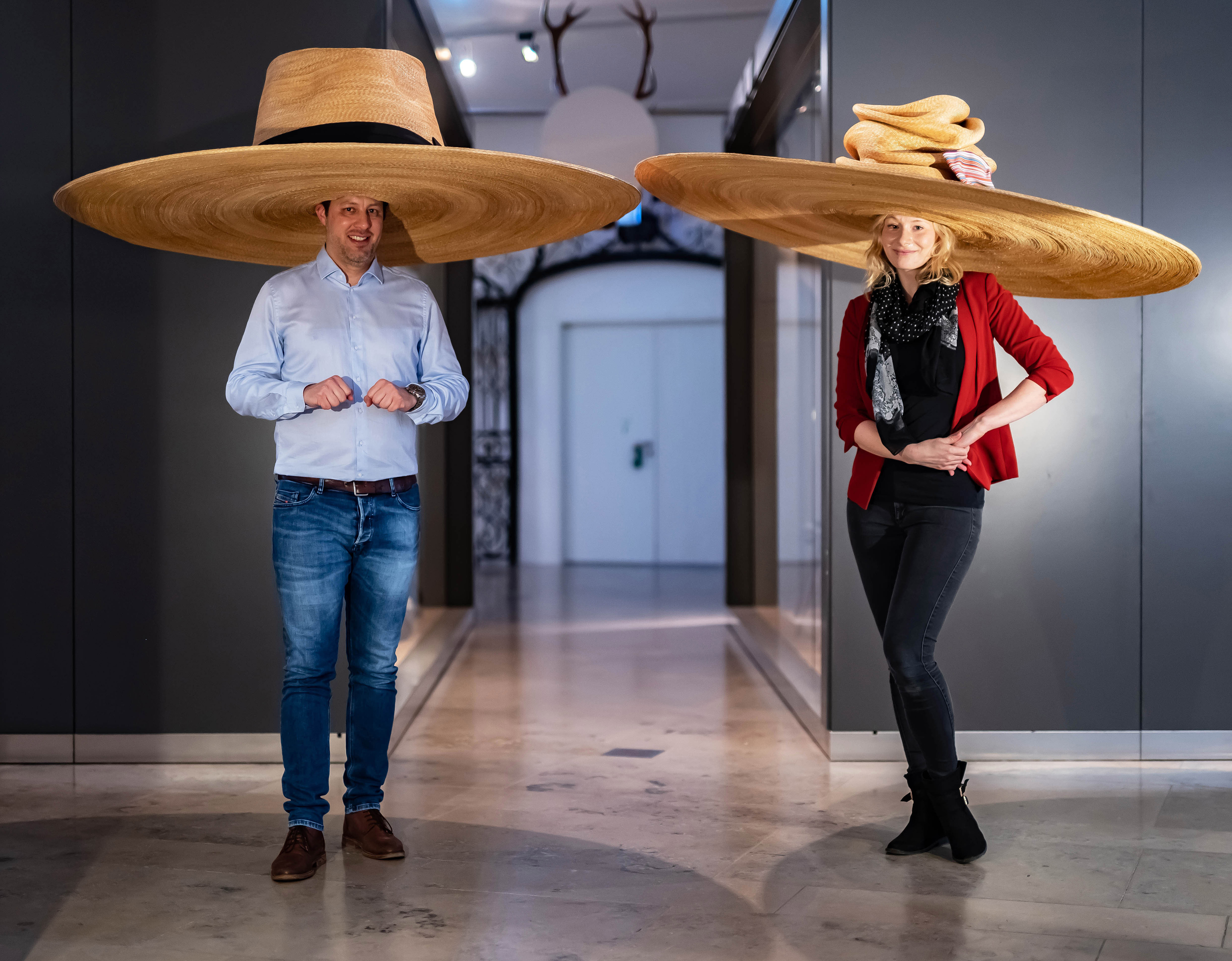 Corona-Hüte für eine Dame und einen Herren